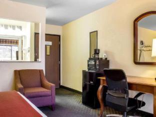 Queen Room with Two Queen Beds - Non Smoking interior